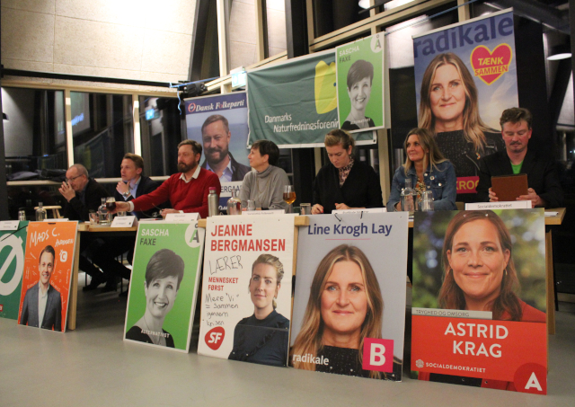 Panelet af politikere ved DN Stevns vælgermøde på Pakhus Braunstein i Køge.
